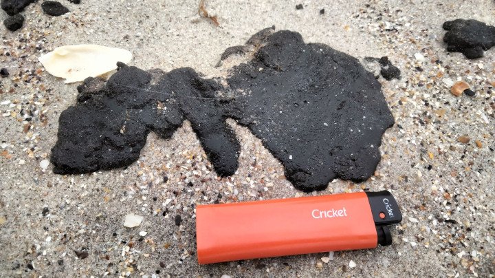 Fuel oil washed ashore onto the sandy barrier in the ‘Katryanka’ recreational area. (Source: Ivan Rusev via Facebook) Fuel oil washed ashore onto the sandy barrier in the ‘Katryanka’ recreational area. (Source: Ivan Rusev via Facebook)