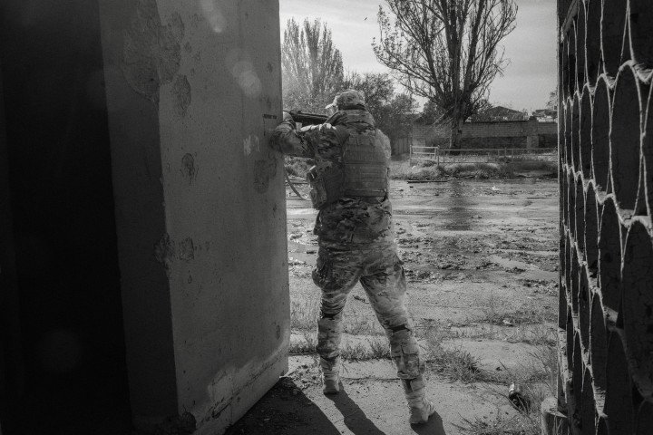 Eugene spots an incoming Russian FPV drone and engages it with gunfire on the last street before the banks of the Dnipro River. Kherson, Ukraine, May 2026. Photo: Joshua Olley / UNITED24 Media.