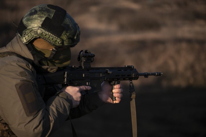 Ukrainian soldier trains with GROT C16 rifle at a firing range in Donetsk region, December 2023. (Source: Getty Images) Ukrainian soldier trains with GROT C16 rifle at a firing range in Donetsk region, December 2023. (Source: Getty Images)