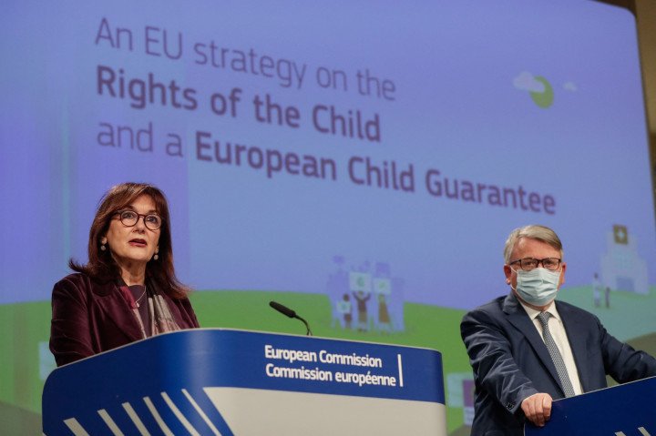 La vicepresidenta de la Comisión Europea responsable de Democracia y Demografía, la croata Dubravka Suica (izquierda), y el comisario europeo de Empleo y Derechos Sociales, Nicolas Schmit, ofrecen una conferencia de prensa sobre la Estrategia y la Garantía de los Derechos del Niño en la Comisión Europea en Bruselas, el 24 de marzo de 2021. (Foto de STEPHANIE LECOCQ/POOL/AFP vía Getty Images)