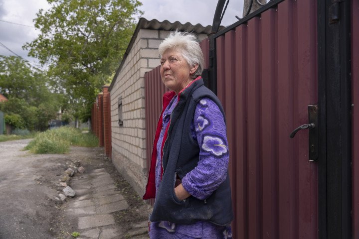 Liuba, 61, from the village of Malokaterynivka in the Zaporizhzhia region, stands by her house with no water left to tend it. “There’s nothing to irrigate with anymore,” she says. Photo: Oleksii Filippov (Instagram: @filippov_af) Liuba, 61, from the village of Malokaterynivka in the Zaporizhzhia region, stands by her house with no water left to tend it. “There’s nothing to irrigate with anymore,” she says. Photo: Oleksii Filippov (Instagram: @filippov_af)