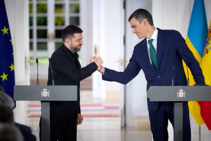 Zelenskyy embraces Sánchez during official visit