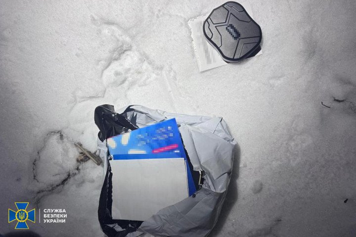 Items, including a GPS tracker seized from a suspected FSB agent in Kropyvnytskyi, lie on snow. (Source: SBU)