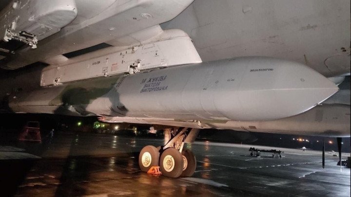 A Russian Kh-101 air-launched cruise missile mounted under a strategic bomber wing, similar to the weapon Ukrainian investigators say shares design similarities with the newer “Izdeliye-30” missile used in the Kharkiv strike. (Source: Defense Express)