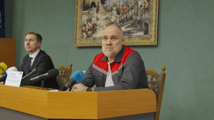 Serhii Kuroyedov, subdirector de la central nuclear de Rivne, durante una rueda de prensa, celebrada el 13 de noviembre de 2025. (Fuente: Mikolai / UNITED24 Media)