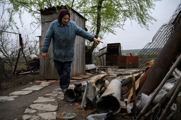 A resident of Mala Tomachka shows the remains of a Russian rocket that hit her home on April 17, April 19, 2022. (Photo by Ed Jones via Getty Images)