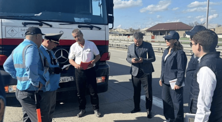 Kazakh officials inspect a fuel truck during a roadside control operation. (Source: BAQ.kz) Kazakh officials inspect a fuel truck during a roadside control operation. (Source: BAQ.kz)