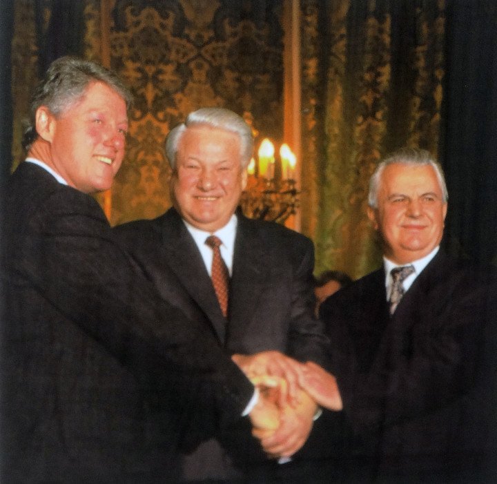 El presidente estadounidense Clinton, el presidente ruso Yeltsin y el presidente ucraniano Kravchuk tras la firma de la Declaración Trilateral “Memorándum de Budapest sobre Garantías de Seguridad” en Moscú el 14 de enero de 1994. (Fuente: Getty Images) El presidente estadounidense Clinton, el presidente ruso Yeltsin y el presidente ucraniano Kravchuk tras la firma de la Declaración Trilateral “Memorándum de Budapest sobre Garantías de Seguridad” en Moscú el 14 de enero de 1994. (Fuente: Getty Images)
