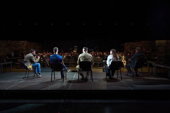 Mesa redonda con la participación de militares ucranianos, ingenieros y voluntarios, tanto extranjeros como locales (Foto: Snake Island Institute / Mykyta Shandyba)