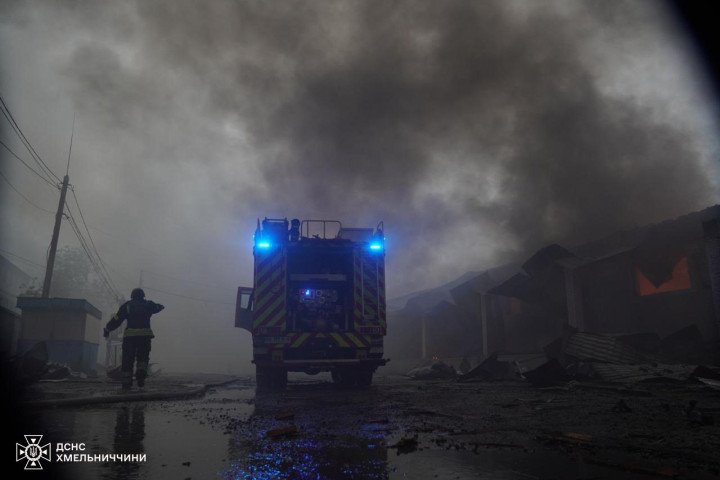Emergency workers dealing with the aftermath of the Russian attack on the Khmelnytskyi region on May 26, 2025. (Source: State Emergency Service of Ukraine in the Khmelnytskyi region) Emergency workers dealing with the aftermath of the Russian attack on the Khmelnytskyi region on May 26, 2025. (Source: State Emergency Service of Ukraine in the Khmelnytskyi region)