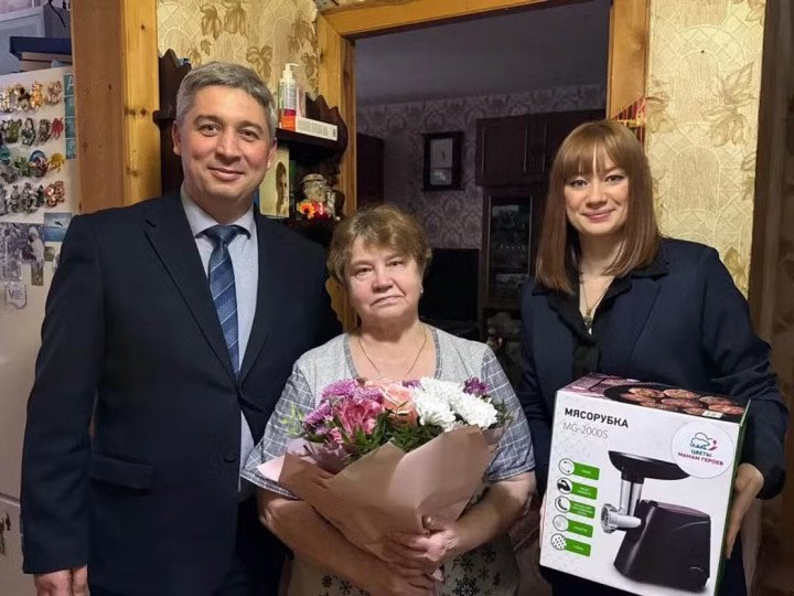 Mother of Russian soldier gifted flowers and a meat grinder in remembrance of her son’s loss while fighting Russia’s war in Ukraine. (Source: Open source via X)