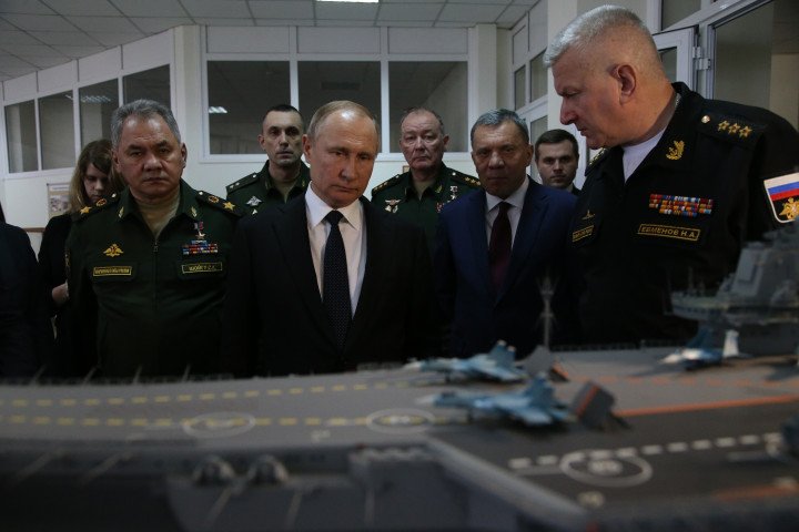Putin inspects model of Russia’s only carrier in 2020—as the real Kuznetsov sits in drydock after another fire. (Source: Getty Images) Putin inspects model of Russia’s only carrier in 2020—as the real Kuznetsov sits in drydock after another fire. (Source: Getty Images)