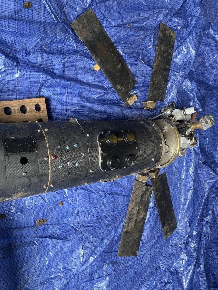 Primer plano del fuselaje y las aletas de cola rotas del dron Shahed-101. Noviembre de 2025. (Fuente: Serhii Flash)