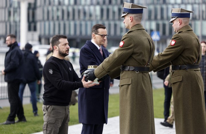 Ukrainian President Volodymyr Zelensky (L) and Polish Prime Minister Mateusz Morawiecki hold candles to pay their respects during a ceremony in front of the Lech Kaczynski monument in Warsaw, Poland, on April 5, 2023. (Photo by Wojtek Radwanski / AFP) (Photo by WOJTEK RADWANSKI/AFP via Getty Images) Ukrainian President Volodymyr Zelensky (L) and Polish Prime Minister Mateusz Morawiecki hold candles to pay their respects during a ceremony in front of the Lech Kaczynski monument in Warsaw, Poland, on April 5, 2023. (Photo by Wojtek Radwanski / AFP) (Photo by WOJTEK RADWANSKI/AFP via Getty Images)