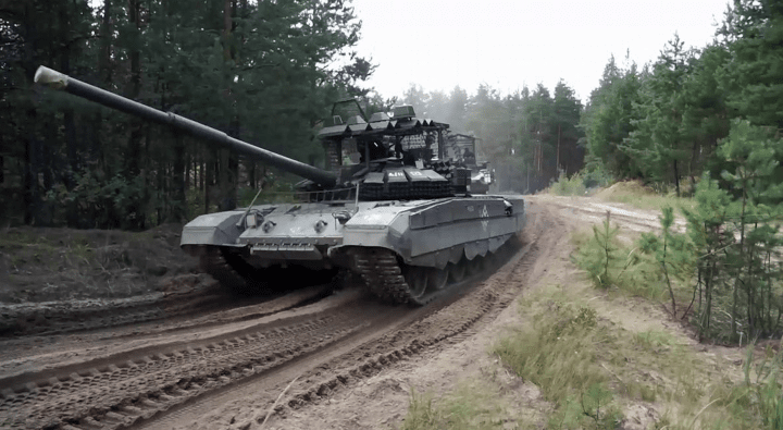A Belarusian T-72B main battle tank fitted with anti-drone protection and additional armor drives during a military exercise. Belarus has continued to modernize its armored forces while expanding military infrastructure capable of supporting joint operations with Russia. (Source: Belarusian Ministry of Defense)