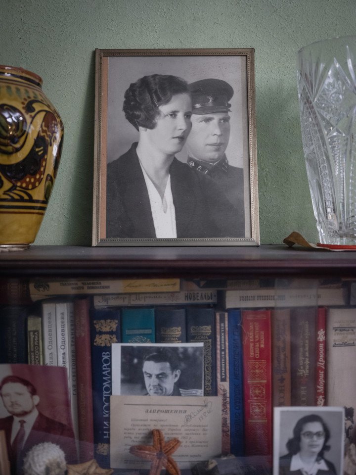 Volodymyr Overko en su uniforme militar con su esposa. Foto: Josh Olley Volodymyr Overko en su uniforme militar con su esposa. Foto: Josh Olley