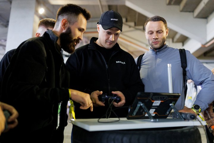 Ukraine’s Minister of Digital Transformation, Mykhailo Fedorov (center) interacts with vendors at the Defense Tech Valley event (Photo: Brave1)
