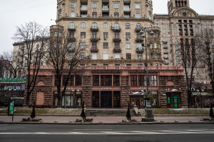 Una tienda de moda Zara cerrada en una avenida principal desierta, 1 de marzo de 2022, Kyiv, Ucrania. (Foto: Erin Trieb vía Getty Images) Una tienda de moda Zara cerrada en una avenida principal desierta, 1 de marzo de 2022, Kyiv, Ucrania. (Foto: Erin Trieb vía Getty Images)