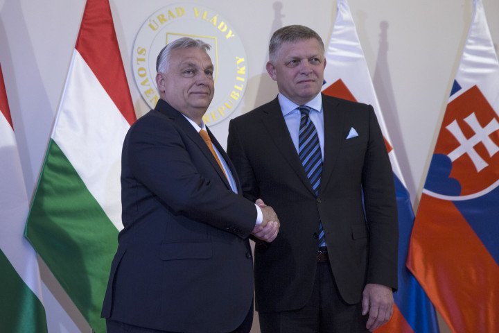 Slovakian Prime Minister Robert Fico (R) shakes hands with Hungarian Prime Minister Viktor Orban at the Slovak Government Office during an official state visit in Slovakia on April 28, 2025, in Bratislava, Slovakia. (photo: Getty Images) Slovakian Prime Minister Robert Fico (R) shakes hands with Hungarian Prime Minister Viktor Orban at the Slovak Government Office during an official state visit in Slovakia on April 28, 2025, in Bratislava, Slovakia. (photo: Getty Images)
