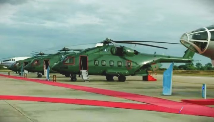 Tres helicópteros rusos Mi-38 recién entregados se alinean en la pista de aterrizaje en Myanmar, preparados para la ceremonia oficial de entrega. Noviembre de 2025. (Fuente: myawady)