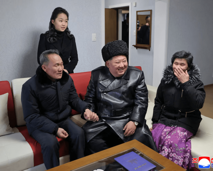 Kim Jong-un y su hija Kim Ju-ae visitan a las familias de los soldados fallecidos que se mudan a sus hogares en la nueva calle Saeppyol. (Foto: KCNA VIA KNS/AFP/Getty Images)