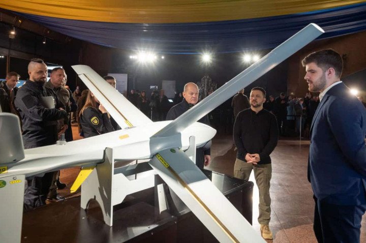 Ukrainian President Volodymyr Zelenskyy views the RAM-2X strike drone during a presentation in Kyiv. (Source: Office of the President of Ukraine)