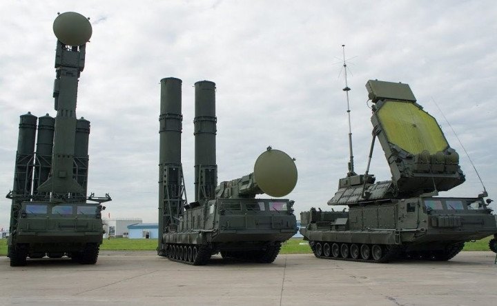 Vehicles 9A83, 9A82, and 9S32 of Russia’s S‑300V air defense system. (Photo: open source)