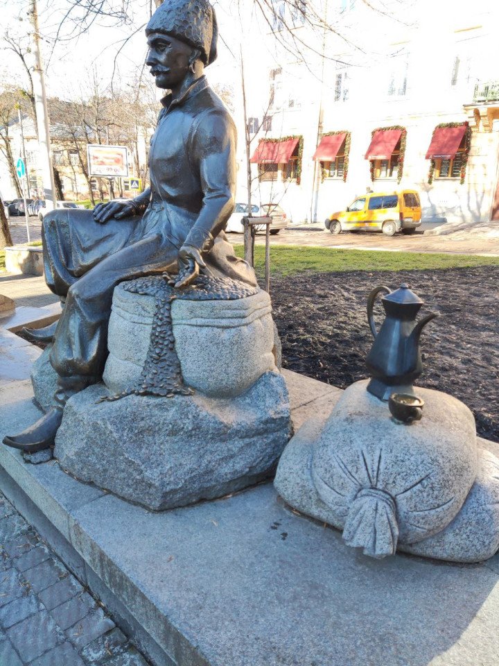 Statue of Yuriy-Franz Kulchytskyi, a Galician Cossack beside his reward—sacks of coffee— for his courage during the 1683 siege of Vienna. Lviv, Ukraine. Photo: UNITED24 Media