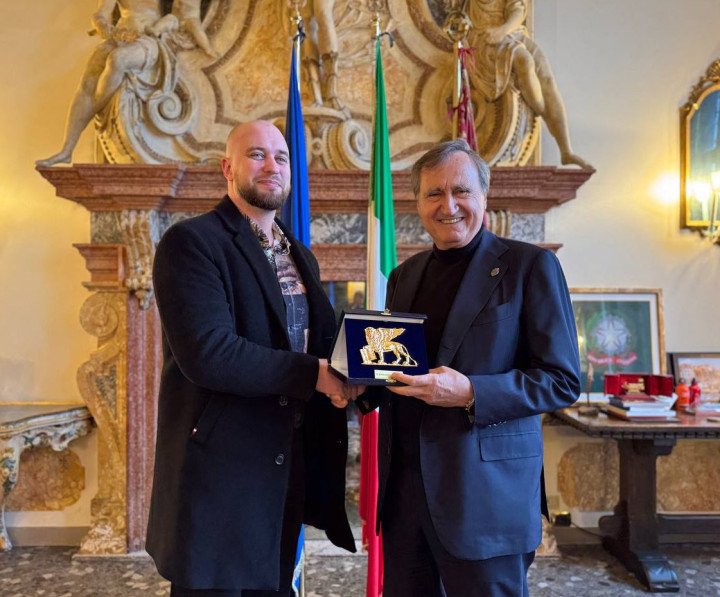 Yanis Tereshchenko (left) and Luigi Brugnaro. “My personal thanks and those of the entire City of Venice go to him for this great gesture of humanity, courage, and altruism”. Photo: x.com/LuigiBrugnaro Yanis Tereshchenko (left) and Luigi Brugnaro. “My personal thanks and those of the entire City of Venice go to him for this great gesture of humanity, courage, and altruism”. Photo: x.com/LuigiBrugnaro