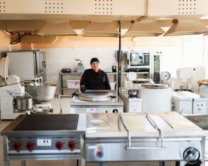 A school cook stands in a modern kitchen equipped with WFP-supported appliances at a school in Ukraine’s Sumy region, where 350 children receive hot meals daily. (Source: WFP Ukraine) A school cook stands in a modern kitchen equipped with WFP-supported appliances at a school in Ukraine’s Sumy region, where 350 children receive hot meals daily. (Source: WFP Ukraine)