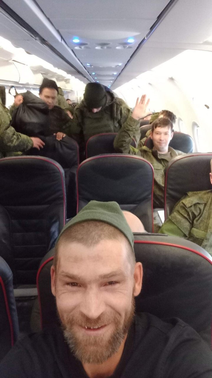 Photo of Russian soldiers on board a passenger aircraft. (Source: VK)