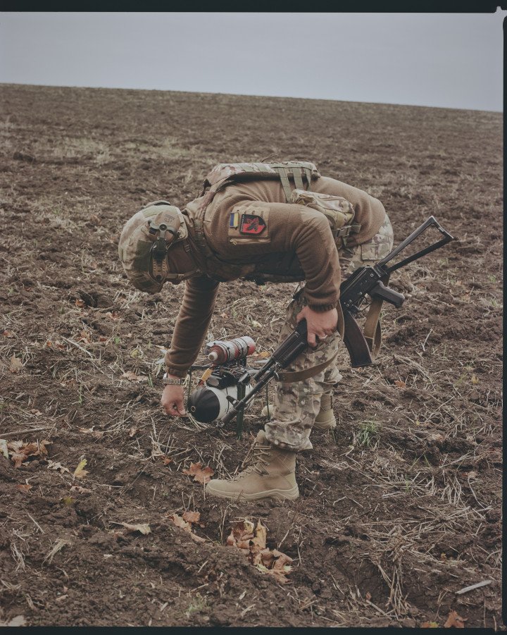 A drone operator from the 93d Brigade picks up a fiber-optic drone near Dobropillia. Photo by Joshua Olley/UNITED24 Media