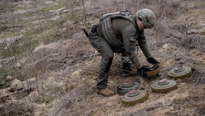 Un soldado ucraniano coloca minas antitanque en Zaporizhzhia (Fuente: Andres Martinez Casares/The Economist) Un soldado ucraniano coloca minas antitanque en Zaporizhzhia (Fuente: Andres Martinez Casares/The Economist)
