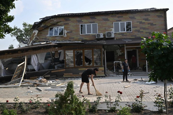 Empleados limpian los escombros frente a un hotel destruido tras un ataque ruso con misiles en Kramatorsk, el 3 de julio de 2022 (Fuente: Genya Savilov via Getty Images) Empleados limpian los escombros frente a un hotel destruido tras un ataque ruso con misiles en Kramatorsk, el 3 de julio de 2022 (Fuente: Genya Savilov via Getty Images)