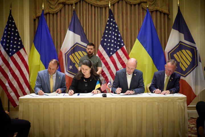 Kyiv regional administration and the state of Utah enter into a partnership agreement in the presence of President Zelenskyy. Source: Ruslan Kravchenko — Head of Kyiv Regional State Administration. Kyiv regional administration and the state of Utah enter into a partnership agreement in the presence of President Zelenskyy. Source: Ruslan Kravchenko — Head of Kyiv Regional State Administration.
