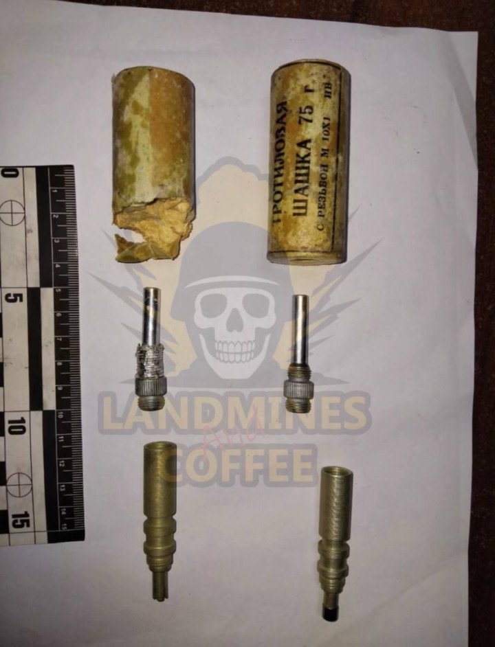 Components of a secondary explosive charge, including a TNT block and detonators, found on a Russian drone equipped with a Starlink terminal. (Source: Mines and Coffee with Sandwiches)