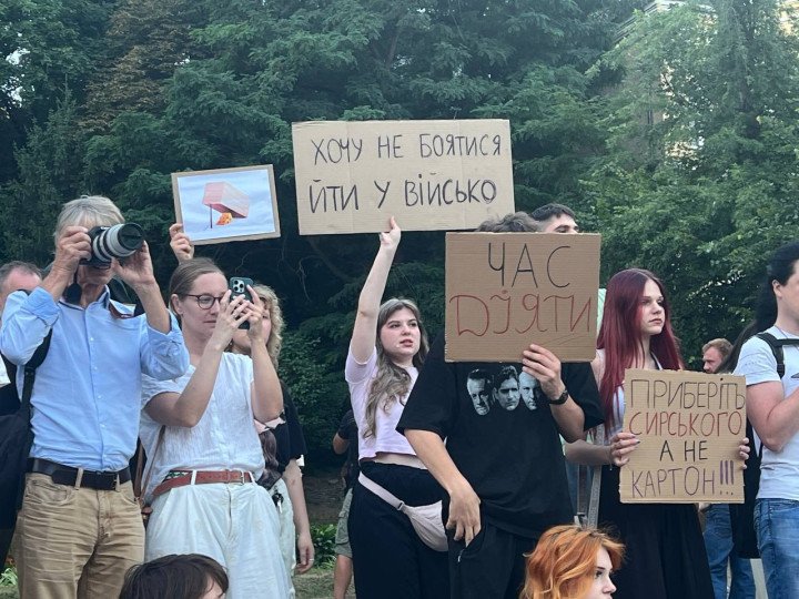 A protest rally is underway in Kyiv in support of Mykhailo Fedorov, who was dismissed from his post as Minister of Defense of Ukraine. (Photo: DW) A protest rally is underway in Kyiv in support of Mykhailo Fedorov, who was dismissed from his post as Minister of Defense of Ukraine. (Photo: DW)