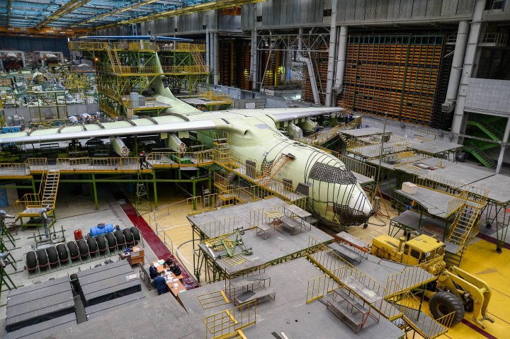 Aircraft assembly line inside the Aviastar-SP aviation plant in Ulyanovsk, Russia, where large transport aircraft are manufactured. (Source: Exilenova+)