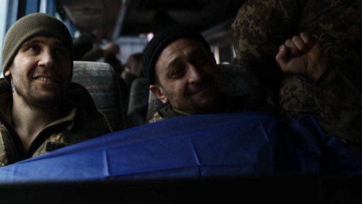 Recently released fighters smile while holding the Ukrainian flag. (Source: Volodymyr Zelenskyy / Telegram) Recently released fighters smile while holding the Ukrainian flag. (Source: Volodymyr Zelenskyy / Telegram)