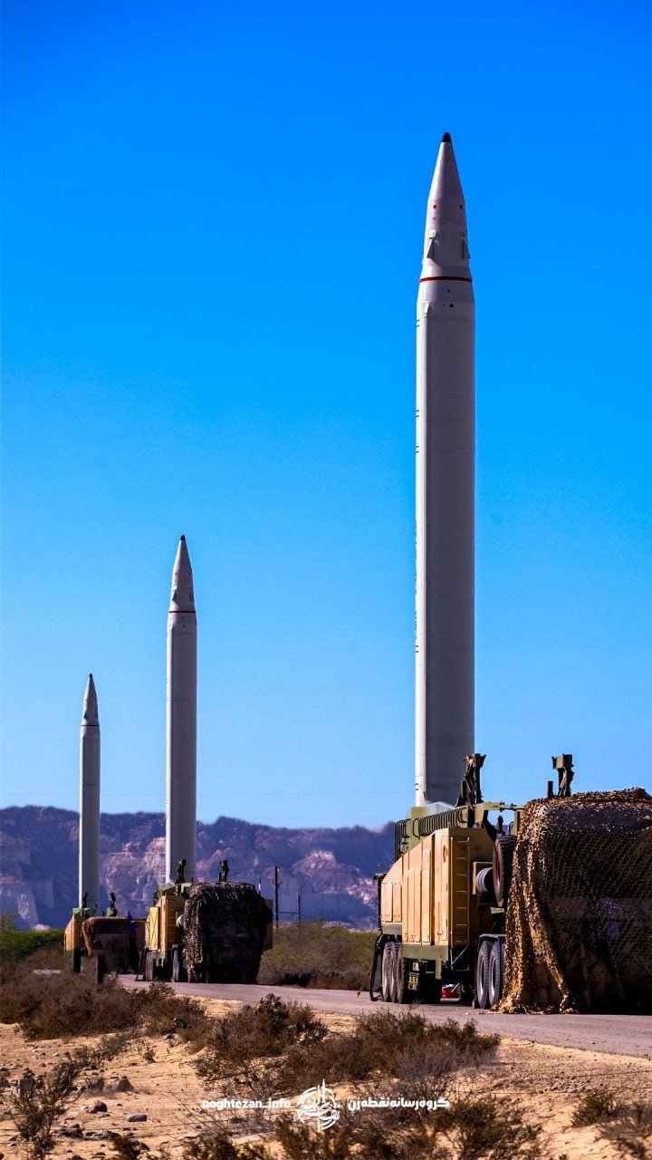 Iranian Emad medium-range ballistic missiles mounted on mobile launchers during a military display. (Photo: Open source)