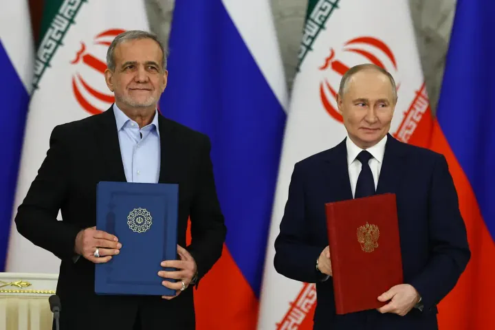 El líder ruso Vladimir Putin con el presidente iranì Masoud Pezeshkian