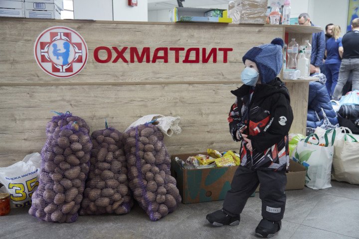 Niños y sus familiares esperan a ser evacuados del hospital infantil Ohmatdyt a Polonia en autobús el 2 de marzo de 2022 en Kyiv, Ucrania. El personal médico no podía garantizar una atención sanitaria adecuada y la seguridad de 50 niños con cáncer debido a la invasión a gran escala de Ucrania por parte de Rusia. (Foto de Pierre Crom/Getty Images)
