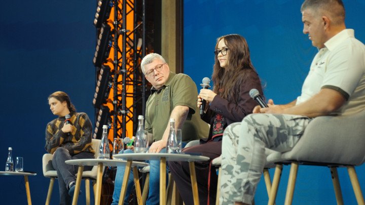 De izquierda a derecha: la moderadora Mariia Berlinska, Ihor Skalyha, Iryna Terekh y Denys Shtilerman en su primer evento de prensa (Foto Nikolay Hrinenko / UNITED24 Media) De izquierda a derecha: la moderadora Mariia Berlinska, Ihor Skalyha, Iryna Terekh y Denys Shtilerman en su primer evento de prensa (Foto Nikolay Hrinenko / UNITED24 Media)