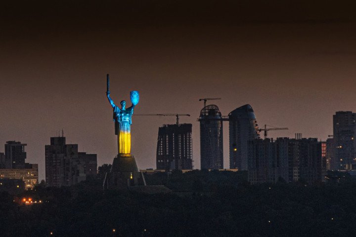 The blue and yellow beams (national colours of Ukraine) illuminate the Motherland Monument on the 31st Independence Day in Kyiv. Behind it are a plethora of cranes and skyscrapers mid-construction. (Photo: Getty Images) The blue and yellow beams (national colours of Ukraine) illuminate the Motherland Monument on the 31st Independence Day in Kyiv. Behind it are a plethora of cranes and skyscrapers mid-construction. (Photo: Getty Images)