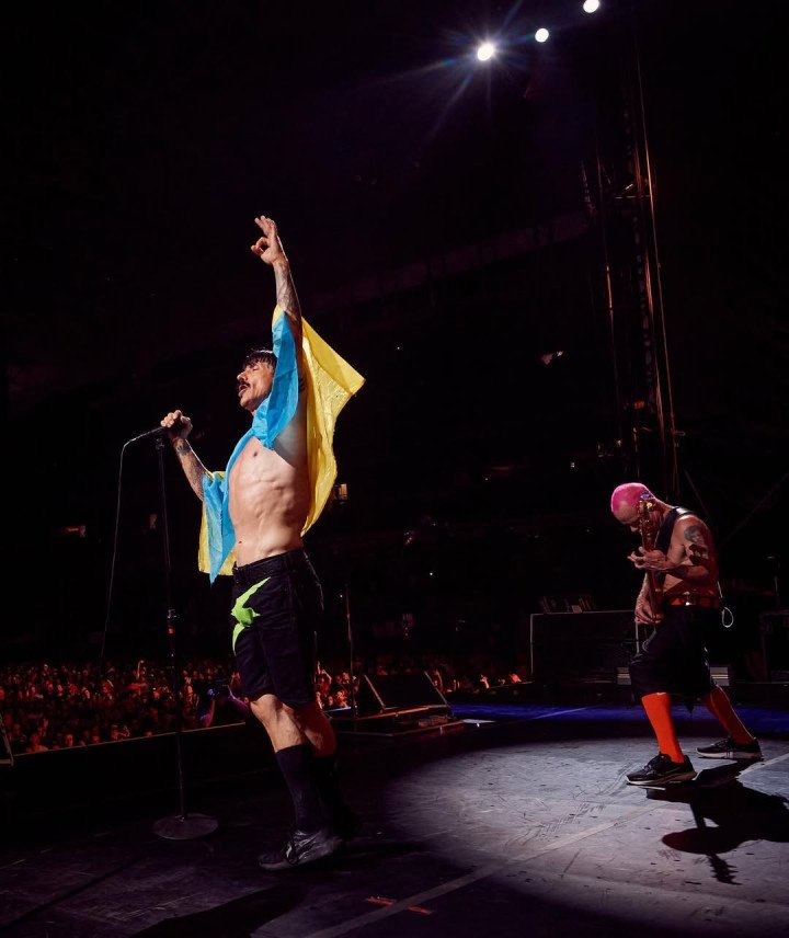 The Red Hot Chili Peppers band's soloist Anthony Kiedis with a Ukrainian flag in Miami on August 30, 2022. Source: Instagram @chilipeppers The Red Hot Chili Peppers band's soloist Anthony Kiedis with a Ukrainian flag in Miami on August 30, 2022. Source: Instagram @chilipeppers