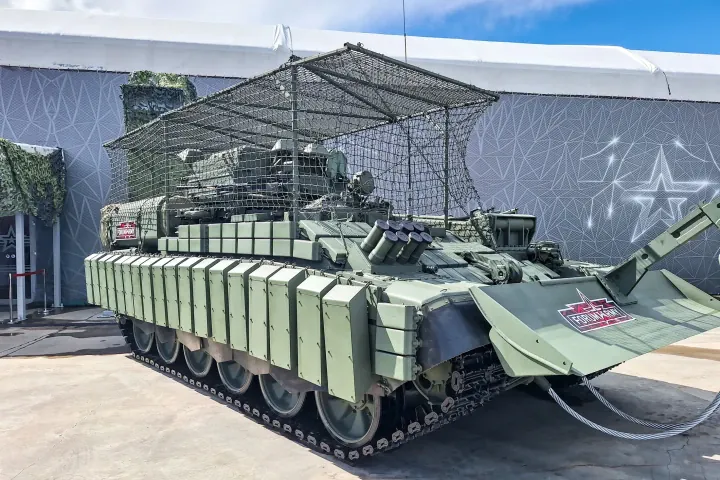 A Russian BREM-1 armored recovery vehicle equipped with additional armor and anti-drone protection on display at a military exhibition. (Source: Russian media) A Russian BREM-1 armored recovery vehicle equipped with additional armor and anti-drone protection on display at a military exhibition. (Source: Russian media)
