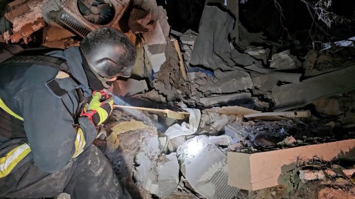 Los servicios de emergencia llegan a la zona donde las fuerzas rusas lanzaron un ataque con misiles Iskander-M contra el hotel Sapphire en Kramatorsk. (Fuente: Administración Militar Regional de Donetsk vía Getty Images) Los servicios de emergencia llegan a la zona donde las fuerzas rusas lanzaron un ataque con misiles Iskander-M contra el hotel Sapphire en Kramatorsk. (Fuente: Administración Militar Regional de Donetsk vía Getty Images)