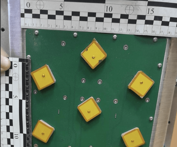 A part of a new Russian 16-element CRPA antenna was recovered from a weapon system on November 21, 2025. (Source: Serhii Flash)