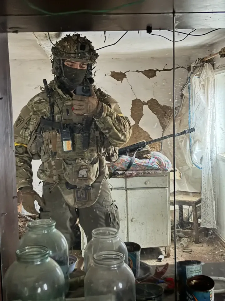 Troy, tomando un selfi en el espejo en el campo de batalla (Fuente: Medium)