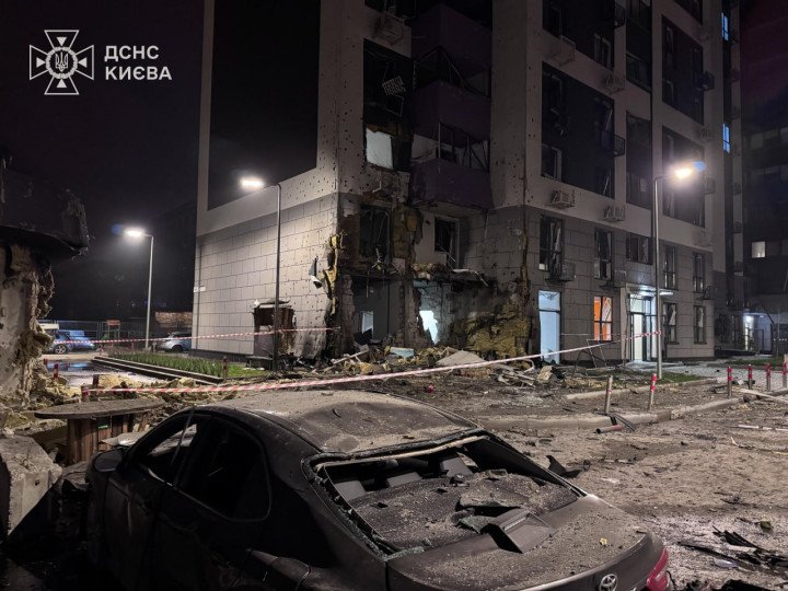 Un edificio residencial de varias plantas y los vehículos circundantes presentan importantes daños por el impacto de misiles en Kyiv. (Fuente: Servicios de Emergencia de Kyiv)
